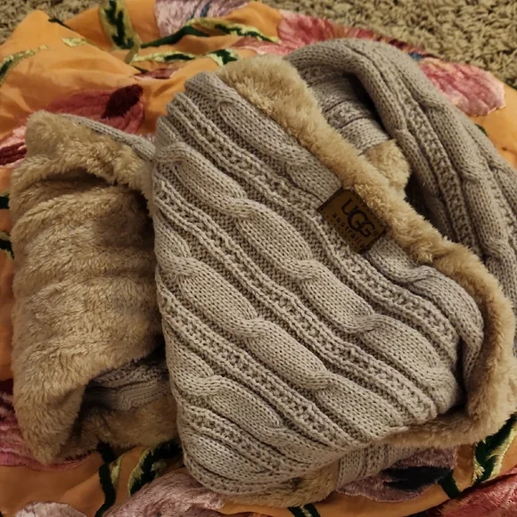 UGG New Tan Cable Knit Beanie with Pom And Infinity Scarf Set display picture 2